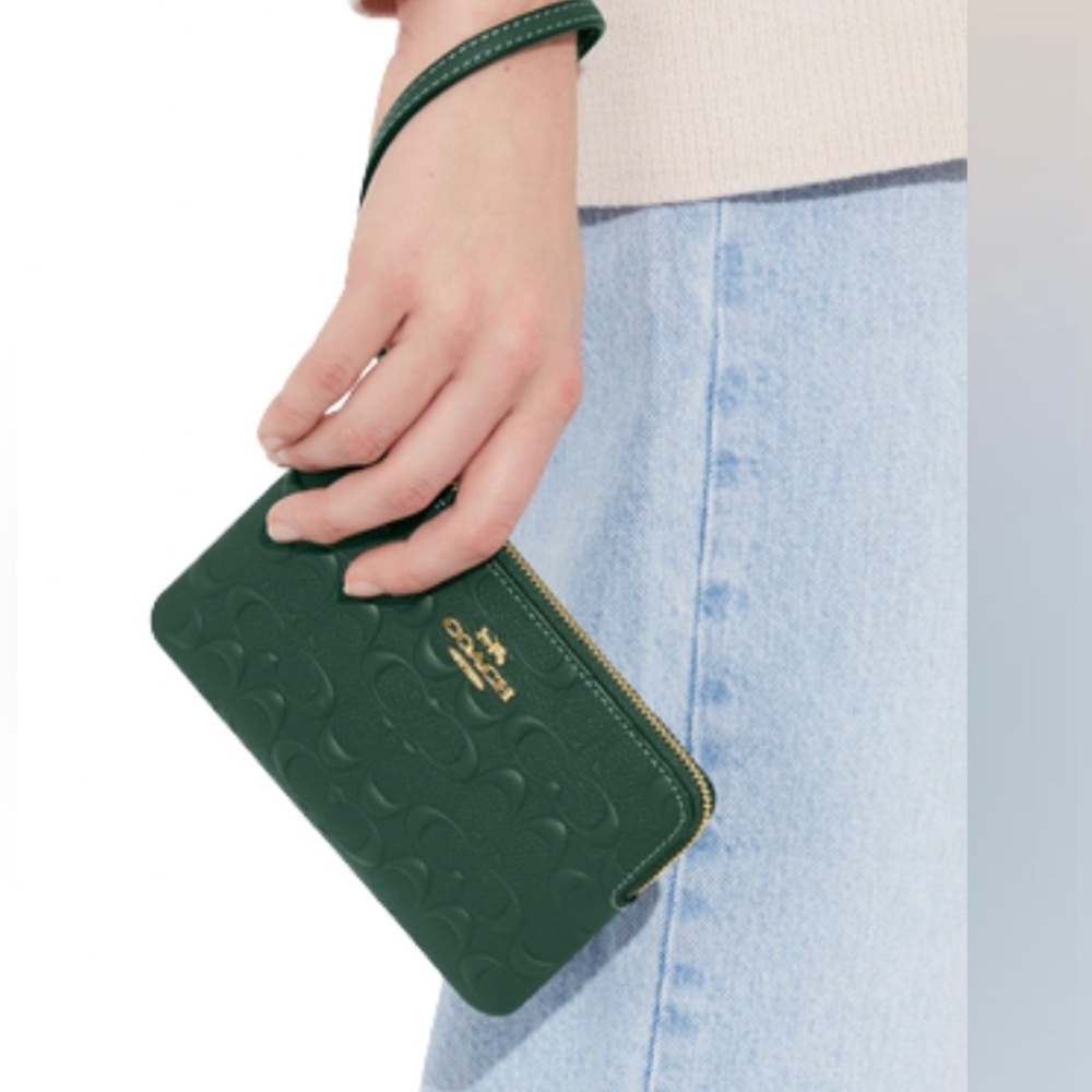 COACH CORNER ZIP WRISTLET IN SIGNATURE